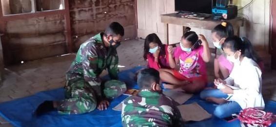 Peduli Pendidikan, Satgas TMMD Bojonegoro Dampingi Anak Desa Jatimulyo Belajar Bersama